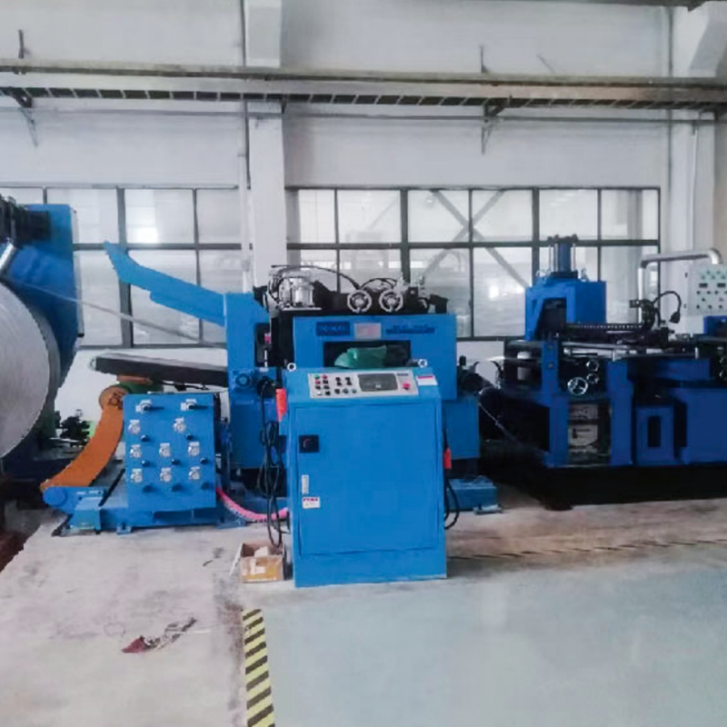 Máy cắt và hàn mông